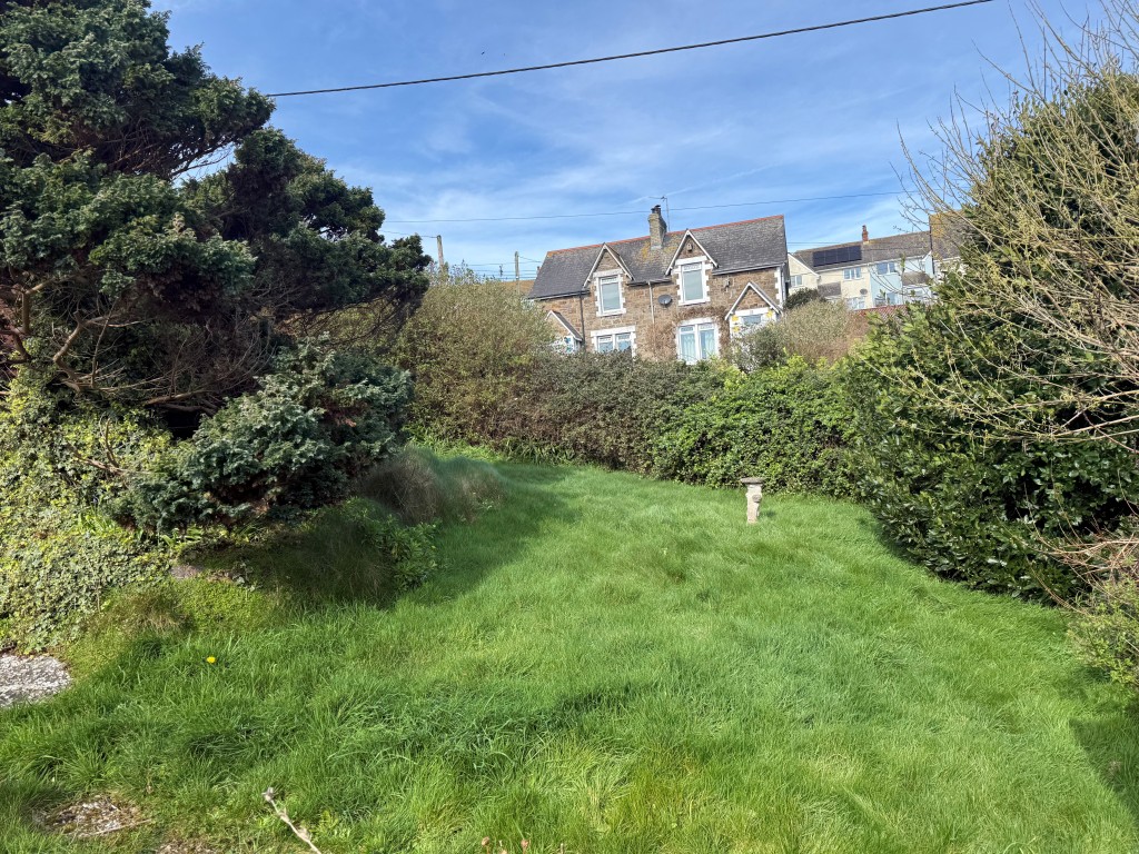 Lot: 123 - DETACHED BUNGALOW FOR UPDATING OR REPLACEMENT - Main garden area to the front of the property